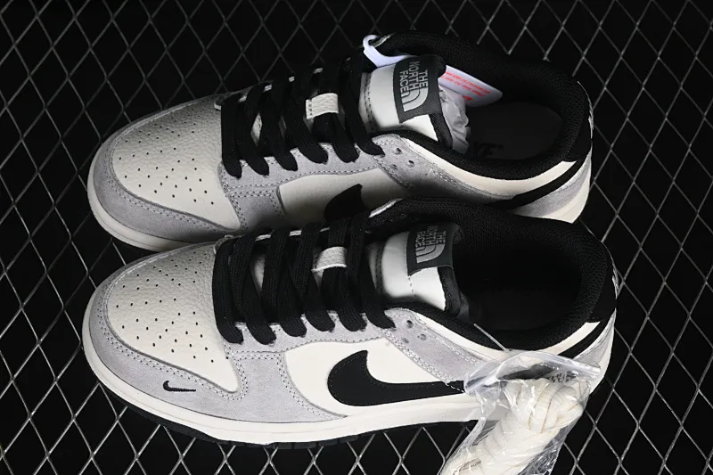 All categories Nk SB Dunk Series Nk SB Dunk Low High-end customized low-top sneakers Nike SB Dunk Low North Face joint gray and white suede High-end customized low-top casual sneakers DN3168-032